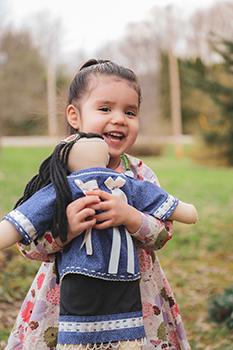 塞内加的孩子 holding her doll